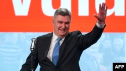 Aktuelni predsednik Hrvatske i predsednički kandidat Socijaldemokratske partije (SDP) Zoran Milanović maše tokom govora u Zagrebu 12. januara 2025, posle objavljivanja prelimirnarnih rezultata prema kojima je ubedljivo pobedio na predsedničkim izborima