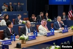 لە چەپەوە بۆ ڕاست، وەزیری دەرەوەی مەکسیک ڕۆبێرتۆ ڤێلاسکۆ، وەزیری دەرەوەی ڕووسیا سێرگیێ لاڤرۆڤ، وەزیری دەرەوەی سعودیە فەیسەل بن فەرحان، و وەزیری دەرەوەی تورکیا هاکان فیدان لە کۆبوونەوەی گرووپی بیست لە ئەتلانتا.