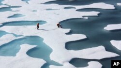 Miembros de la Guardia Costera miden la profundidad de las capas de hielo en el Océano Ártico.