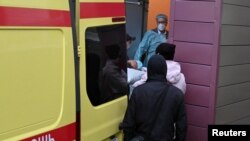 Para petugas medis membawa pemimpin oposisi Rusia, Alexei Navalny, ke dalam ambulans untuk dievakuasi ke Jerman, dari Omsk di Rusia, 22 Agustus 2020. (Foto: Reuters)