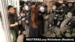 Policijska intervencija u jednom od tržnih centara u Hong Kongu (Foto: REUTERS/Lucy Nicholson)