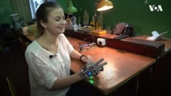 Розумні рукавиці, що озвучують мову жестів 19-річної винахідниці з Тернополя. Відео