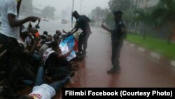 La police interpelle des militants du mouvement citoyen "Filimbi" lors d’un sit-in devant le siège de l'Union africaine à Kinshasa, 29 octobre 2017. Crédit/Filimbi Facebook