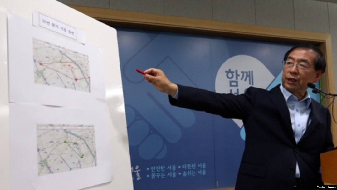 박원순 서울시장이 4일 시청 브리핑룸에서 메르스 관련 긴급 브리핑을 하고 있다.