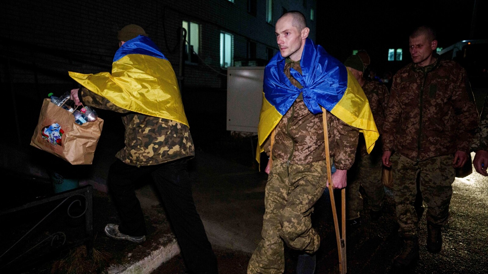 Ukrajinski vojnik Jevhen Liašenko po povratku iz ruskog zarobljeništva, tokom razmene ratnih zarobljenika na nepoznatoj lokaciji u Ukrajini, 30. decembar, 2024.(Foto: AP/Evgeniy Maloletka)