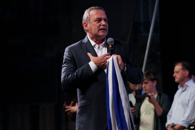 Álvaro Delgado, candidato presidencial del gobernante Partido Nacional, admite su derrota en la segunda vuelta de las elecciones presidenciales en Montevideo, Uruguay, el domingo 24 de noviembre de 2024. (Foto AP/Matilde Campodonico)