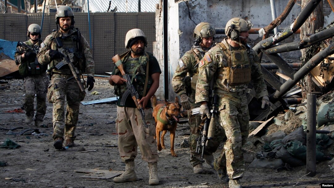 Tentara NATO dan Afghanistan tiba di lokasi terjadinya serangan bom bunuh diri di Jalalabad (26/3). Dilaporkan sedikitnya lima polisi tewas dalam serangan tersebut.