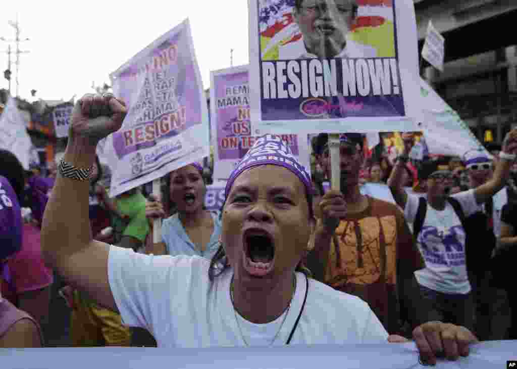 Activists shout slogans during a march toward the Malacanang Presidential palace as they mark International Women&#39;s Day in Manila, Philippines, March 8, 2015.