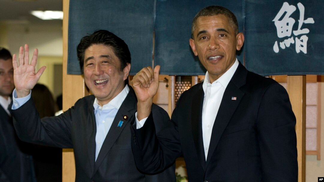 Presiden AS Barack Obama dan PM Jepang Shinzo Abe keluar dari restoran Sukiyabashi Jiro di Tokyo, Rabu (23/4). 
