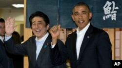 Presiden AS Barack Obama dan PM Jepang Shinzo Abe keluar dari restoran Sukiyabashi Jiro di Tokyo, Rabu (23/4). 