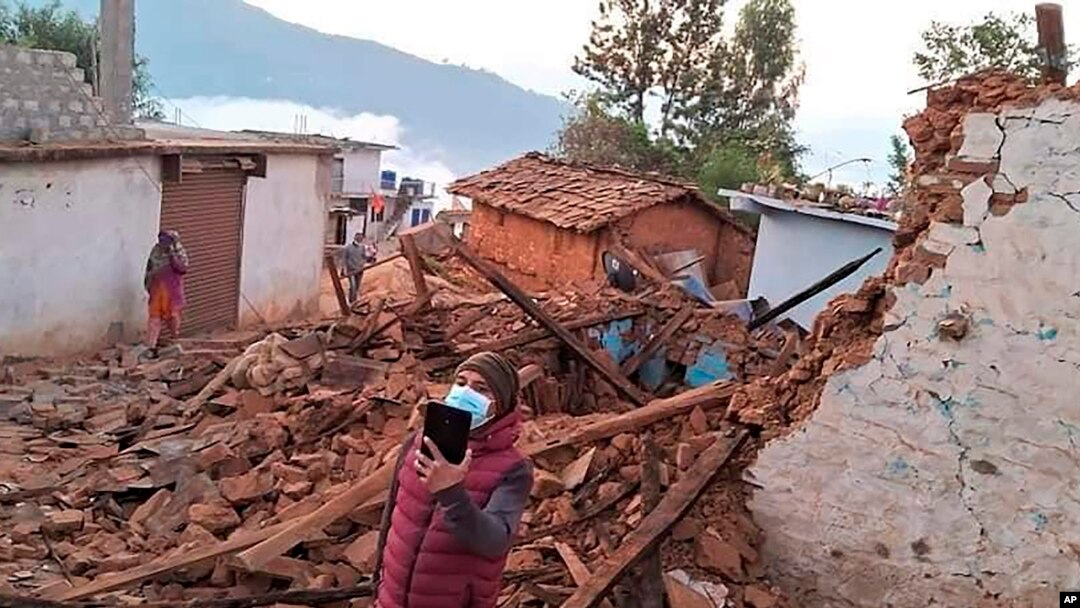 Esta fotografía proporcionada por la Oficina del Primer Ministro de Nepal muestra un área afectada por un terremoto en el noroeste de Nepal, el sábado 4 de noviembre de 2023.