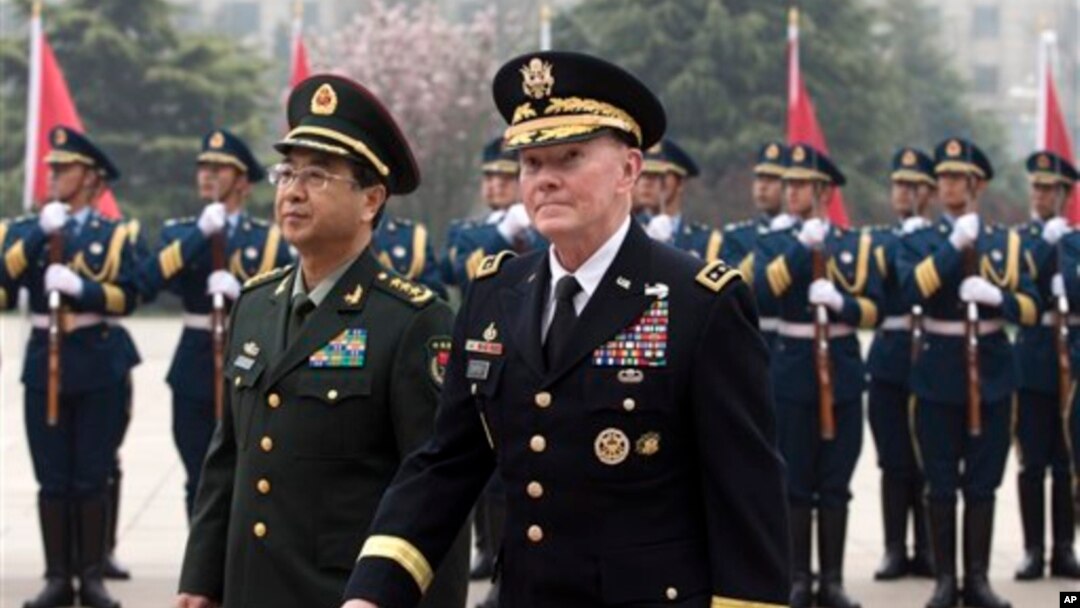 Chủ tịch ban Tham mưu Liên quân Hoa Kỳ Martin Dempsey và người tương nhiệm Phòng Phong Huy ở Bắc Kinh, ngày 22/4/2013.