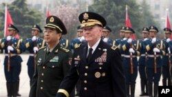 Ketua Gabungan Kepala Staf Militer AS Jenderal Martin Dempsey (kanan) bersama panglima militer China, Laksamana Fang Fenghui dalam upacara penyambutan di Beijing, Senin (22/4). 