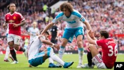 Newcastle က Fabrizio Coloccini က ကစားဘက်နှစ်ယောက်ကို ကူညီထူမပေးစဉ်။ (သြဂုတ် ၂၂၊ ၂၀၁၅)