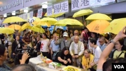 香港旺角「鳩嗚團」成員紀念雨傘運動清場後持續抗爭500日。(美國之音湯惠芸拍攝)