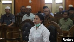 Meiliana (44 tahun), perempuan keturunan Tionghoa yang beragama Budha, saat menghadiri sidang penistaan agama di pengadilan negeri Medan, Sumatra (foto: dok). 