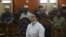 Meiliana (44 tahun), perempuan keturunan Tionghoa yang beragama Budha, saat menghadiri sidang penistaan agama di pengadilan negeri Medan, Sumatra (foto: dok). 