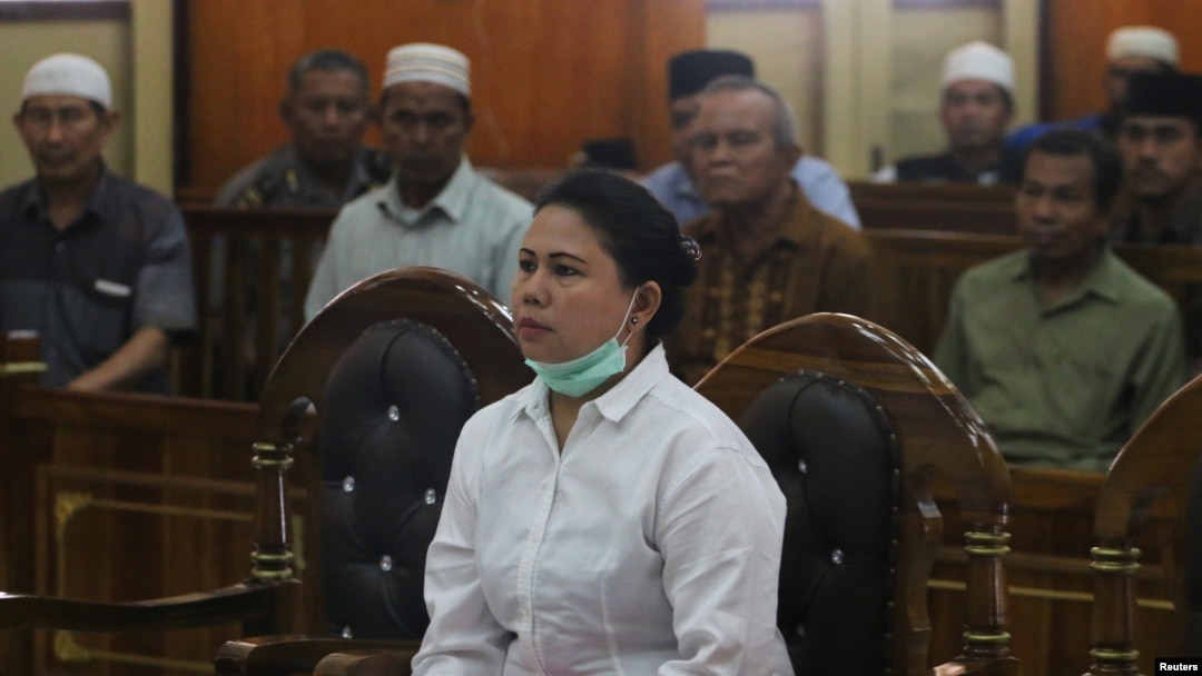 Meliana (44 tahun), perempuan keturunan Tionghoa yang beragama Budha, saat menghadiri sidang penistaan agama di pengadilan negeri Medan, Sumatra, Selasa (21/8). 