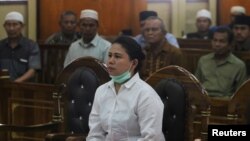 Meliana (44 tahun), perempuan keturunan Tionghoa yang beragama Budha, saat menghadiri sidang penistaan agama di pengadilan negeri Medan, Sumatra, Selasa (21/8). 