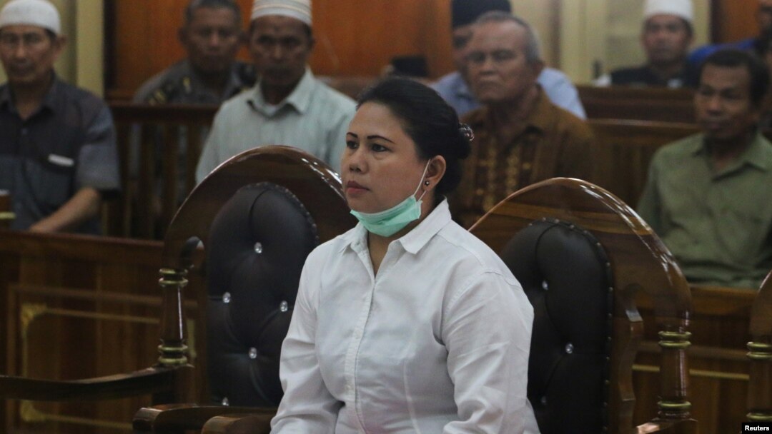 Meliana (44 tahun), saat menghadiri sidang penistaan agama di pengadilan negeri Medan, Sumatra, Selasa (21/8). 