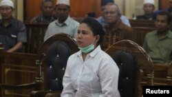 Meliana (44 tahun), saat menghadiri sidang penistaan agama di pengadilan negeri Medan, Sumatra, Selasa (21/8). 