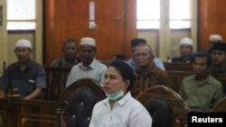 Meiliana (44 tahun), perempuan keturunan Tionghoa yang beragama Budha, saat menghadiri sidang penistaan agama di pengadilan negeri Medan, Sumatra, Selasa (21/8). 