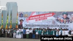 Suasana peringatan Hari Santri Nasional di Lapangan Monumen Nasional, Sabtu, 22 Oktober 2016 (Foto: VOA/Fathiyah Wardah)