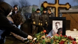 Hàng ngàn người Nga đưa tang lãnh đạo đối lập Navalny ở Moscow | VOA