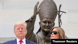 El presidente Donald Trump y la primera dama, Melania Trump, visitan la Basílica del Santuario Nacional de la Inmaculada Concepción, a las afueras de Washington DC., el martes 2 de junio de 2020.