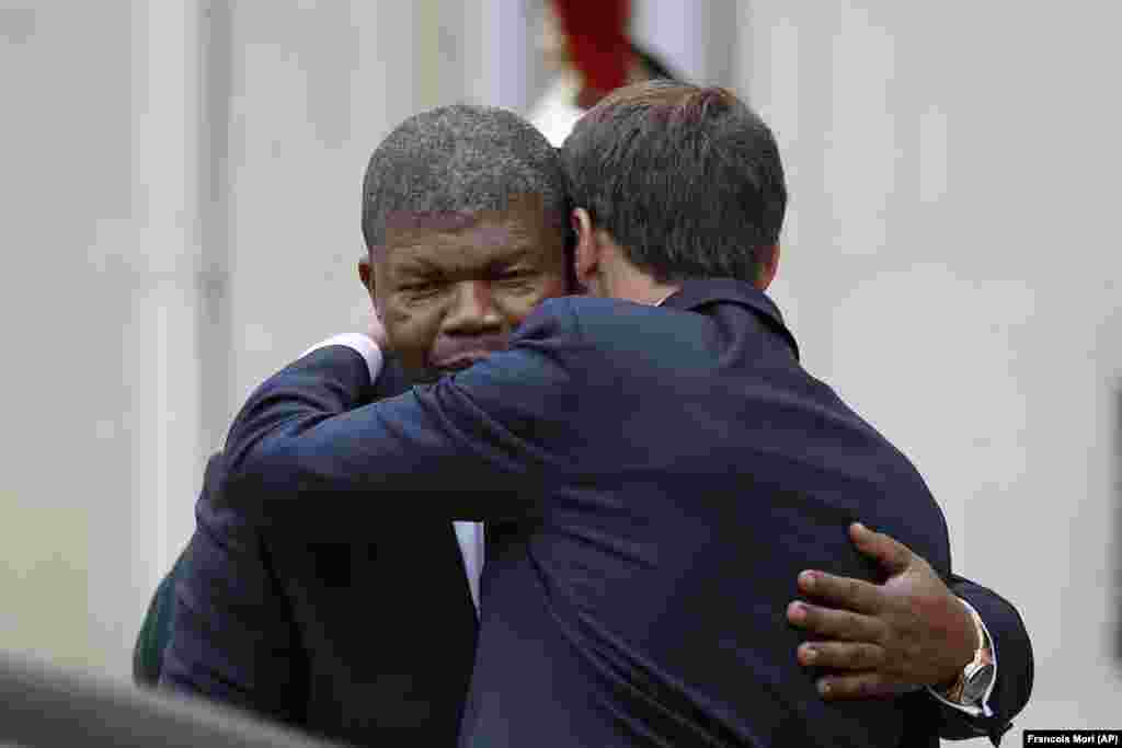 O Presidente angolano, João Lourenço e o Presidente francês Emmanuel Macron abraçam-se depois de um encontro no Palácio do Eliseu em Paris. 28 de Mao 2018