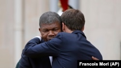 O Presidente angolano, João Lourenço e o Presidente francês Emmanuel Macron abraçam-se depois de um encontro no Palácio do Eliseu em Paris. 28 de Mao 2018