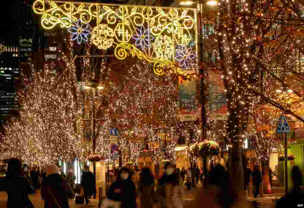 일본 도쿄의 마루노치 상업지구에 150만 개의 발광다이오드(LED) 전구를 사용한 성탄 장식이 설치됐다.