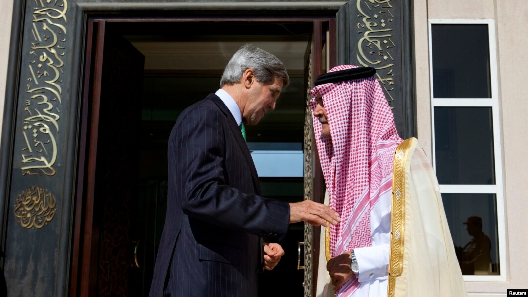 Davlat kotibi Jon Kerri, Saudiya Tashqi ishlar vaziri Saud al-Faysal . Jidda, 25-iyun, 2013-yil.