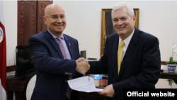 El canciller de Costa Rica, Manuel Ventura (derecha) saluda al nuevo representante residente del Programa de las Naciones Unidas para el Desarrollo, el ecuatoriano José Vicente Troya Rodríguez, en San José, el 29 de abril de 2019. Foto: Cancillería Costa Rica.