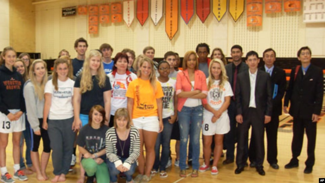 Qirg'izistonlik jismoniy tarbiya o'qituvchilari Vebster Grovs (Webster Groves High School) maktabi o'quvchilari bilan ko'rishdi