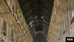 Galleria Vittorio Emanuele is seen in Milan, with people wearing mandatory protective masks. (Sabina Castelfranco/VOA)