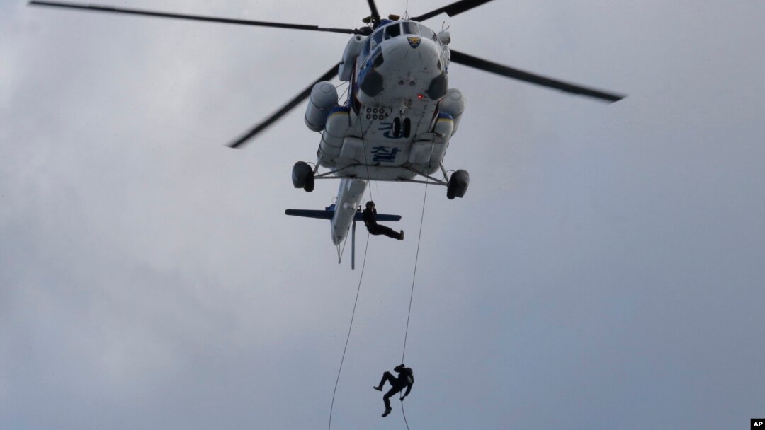 Para petugas kepolisian Korea Selatan turun dari helicopter dengan menggunakan tali dalam latihan anti-teror sebagai bagian dari latihan Ulchi Freedom Guardian di Goyang, Korea Selatan, 21 Agustus 2017.
