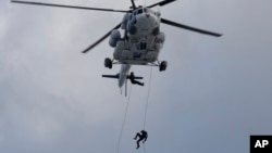 Para petugas kepolisian Korea Selatan turun dari helicopter dengan menggunakan tali dalam latihan anti-teror sebagai bagian dari latihan Ulchi Freedom Guardian di Goyang, Korea Selatan, 21 Agustus 2017.
