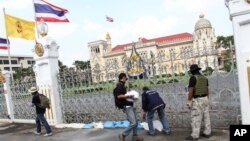 ထိုင်းအစိုးရဆန့်ကျင်သူတွေ သဲအိတ်တွေသုံးပြီး ထိုင်းဝန်ကြီးချုပ်ရုံးကို ပိတ်ဆို့နေကြစဉ်။ (ဖေဖော်ဝါရီ ၁၇၊ ၂၀၁၄)