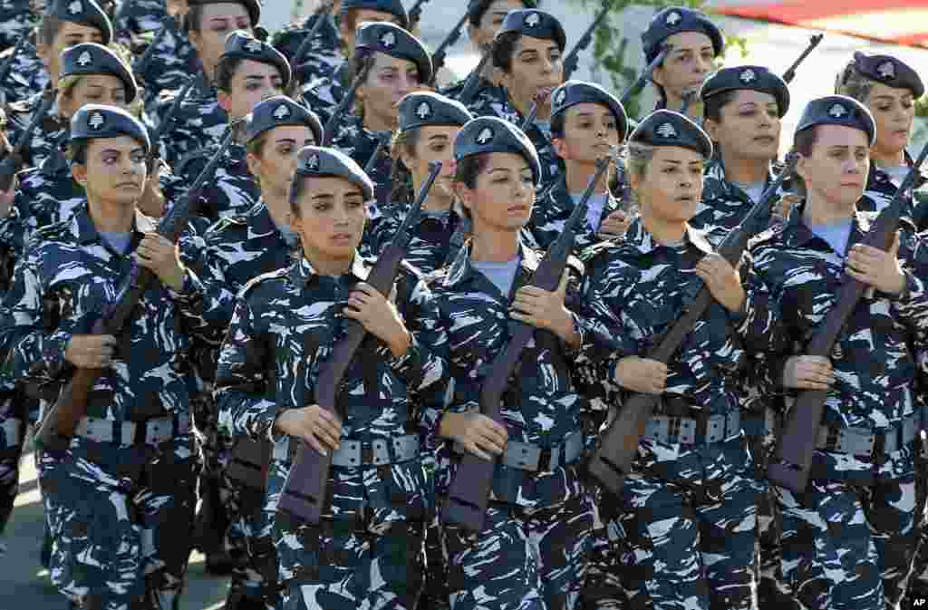منسوبان زن قوای مسلح لبنان در روز استقلال آن کشور