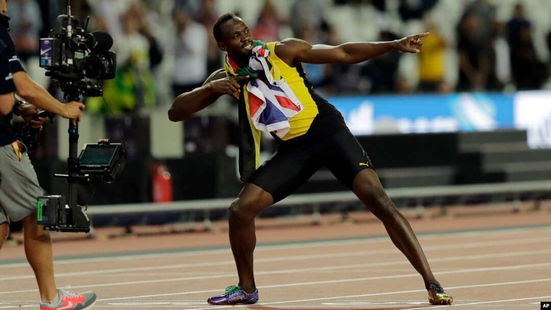 Usain Bolt berpose di garis finish, seusai menyelesaikan putaran ketiga final 100 meter Putra, Kejuaraan Atletik Dunia di London, Inggris, 5 Agustus 2017. (AP Photo / Tim Ireland)