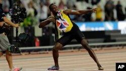 Usain Bolt berpose di garis finish, seusai menyelesaikan putaran ketiga final 100 meter Putra, Kejuaraan Atletik Dunia di London, Inggris, 5 Agustus 2017. (AP Photo / Tim Ireland)