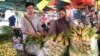 Vegetable venders at Phnom Penh’s Neak Meas market on December 27, 2019. (Kann Vicheika/VOA Khmer) 