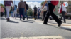 Venezolanos cruzan una concurrida avenida en el este de Caracas. Junio, 2021. [Foto: Captura de video]