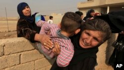 Civilians flee their houses, as Iraq's elite counterterrorism forces fight against Islamic State militants, in the village of Tob Zawa, about 9 kilometers (5.6 miles) from Mosul, Iraq, Oct. 25, 2016. 