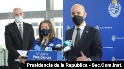 Juan González (derecha) asistente especial del presidente de EE.UU., Joe Biden, y Julie Chung, subsecretaria interina para el Hemisferio Occidental durante visita a Montevideo, Uruguay, el 15 de abril de 2021. [Cortesía Presidencia de la Republica - ROU]