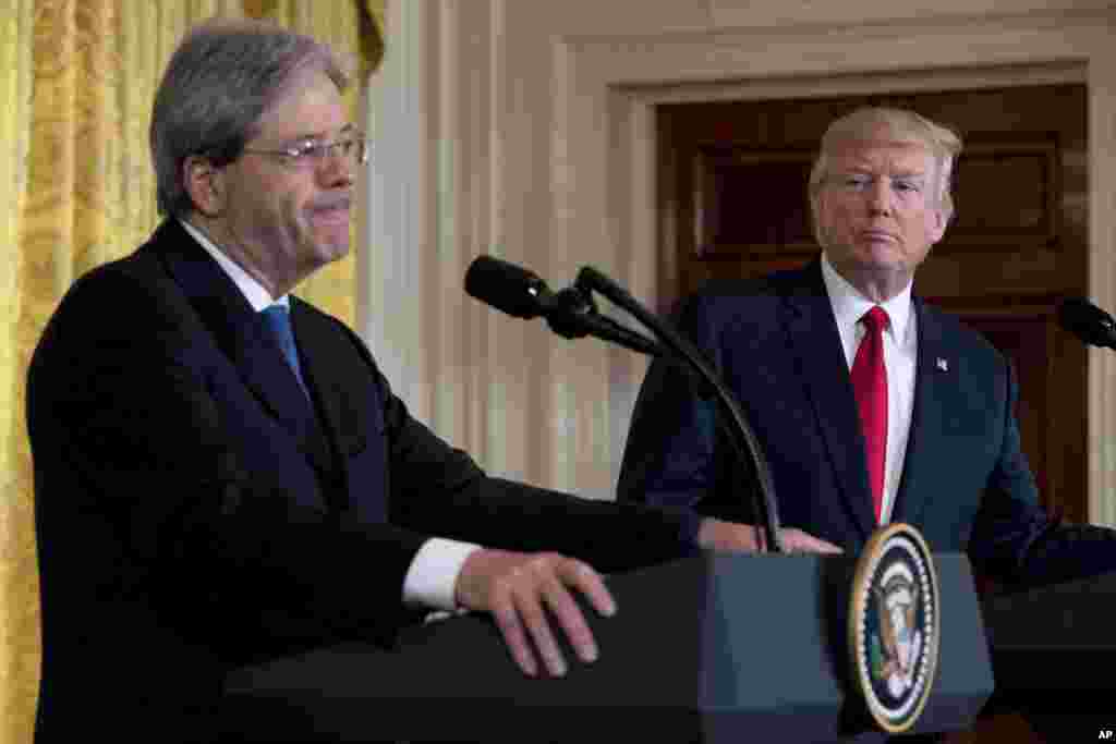 Presidente Donald Trump observa o primeiro-ministro italiano Paolo Gentiloni durante uma conferência de imprensa conjunta na Casa Branca. Abril 20, 2017&nbsp;