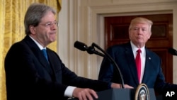 Presiden Donald Trump menyimak saat PM Italia Paolo Gentiloni berhenti sejenak saat menjawab pertanyaan selama konferensi pers di East Room Gedung Putih di Washington, 20 April 2017 (foto: AP Photo/Andrew Harnik)