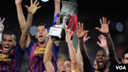 Para pemain Barcelona merayakan kemenangan melawan Real Madrid dalam meraih Super Cup tahun ini. Tiga pemain Barcelona mendominasi daftar Pemain Tahun Ini (foto: dok).