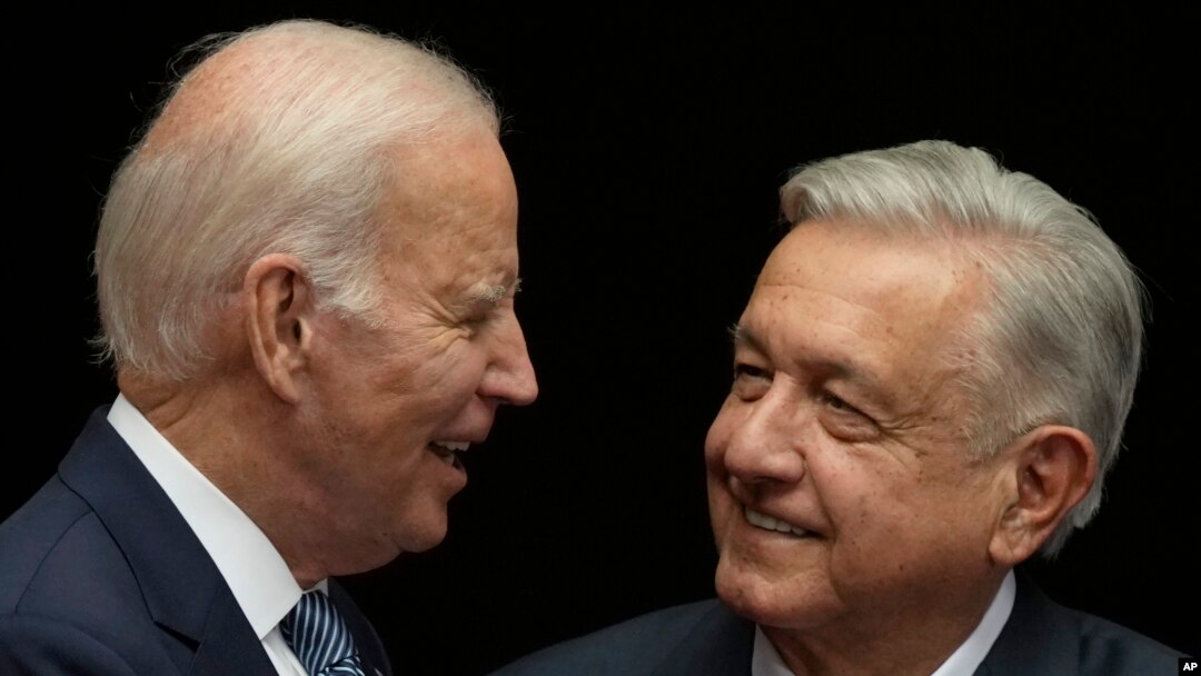 ARCHIVO - El presidente estadounidense, Joe Biden, y su homólogo mexicano, Andrés Manuel López Obrador, se saludan en el Palacio Nacional de la Ciudad de México, el 9 de enero de 2023. 